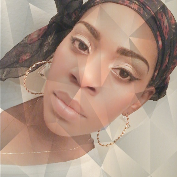 Meet your Posher, Crystal - Picture 2 of 14